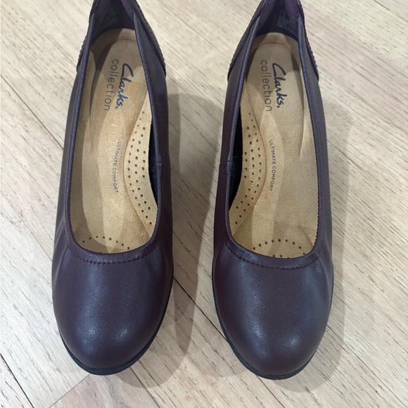 Clarks Brown Leather Flats with Rounded Toes - Picture 1 of 5